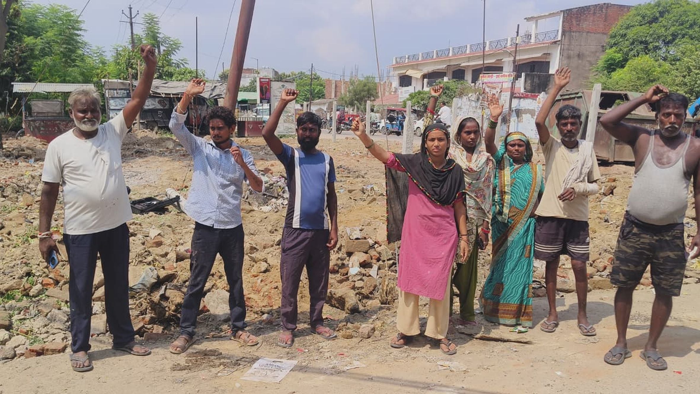 मिल एरिया थाना क्षेत्र के मलिकमऊ चौराहा के तोड़ी गई दुकानें। मिल एरिया थाना क्षेत्र के मलिकमऊ चौराहा के तोड़ी गई दुकानें।