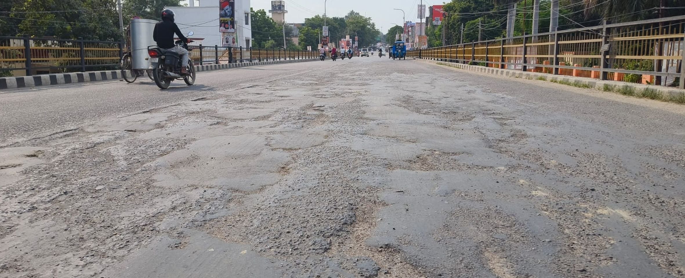 नेहरू नगर चौराहा से कलेक्ट्रेट को जाने वाली बारिश से उखड़ी सड़क। नेहरू नगर चौराहा से कलेक्ट्रेट को जाने वाली बारिश से उखड़ी सड़क।