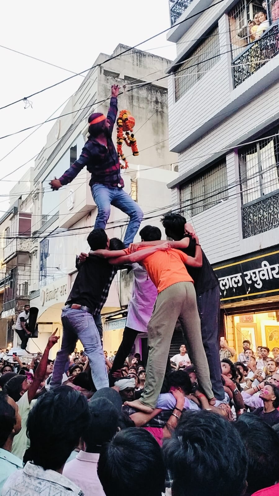 पक्के तालाब से निकली शोभायात्रा को विसर्जन करने ले जाते श्रद्धालु। संवाद