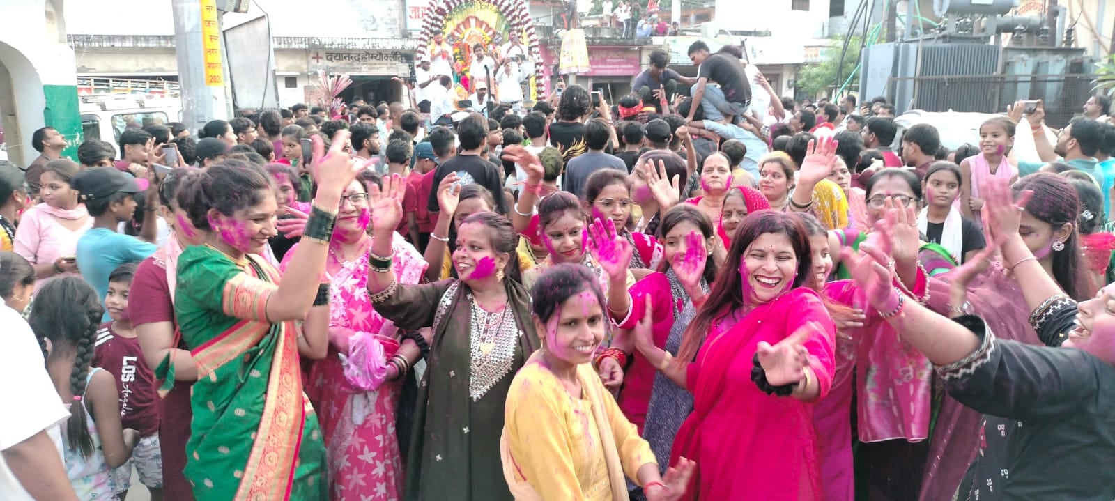 पक्के तालाब से निकली शोभायात्रा को विसर्जन करने ले जाते श्रद्धालु। संवाद