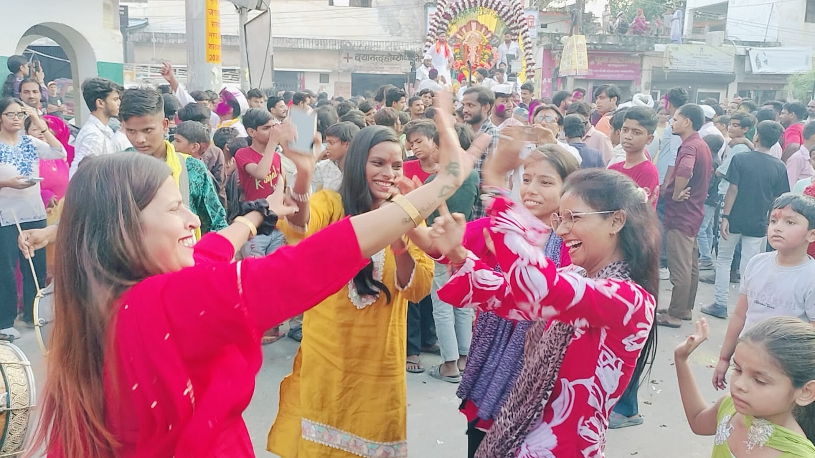 पक्के तालाब से निकली शोभायात्रा को विसर्जन करने ले जाते श्रद्धालु। संवाद