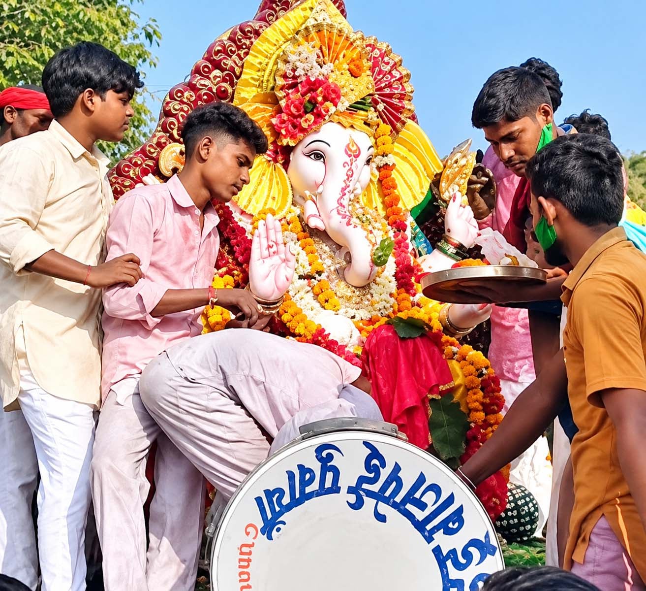 पक्के तालाब से निकली शोभायात्रा को विसर्जन करने ले जाते श्रद्धालु। संवाद