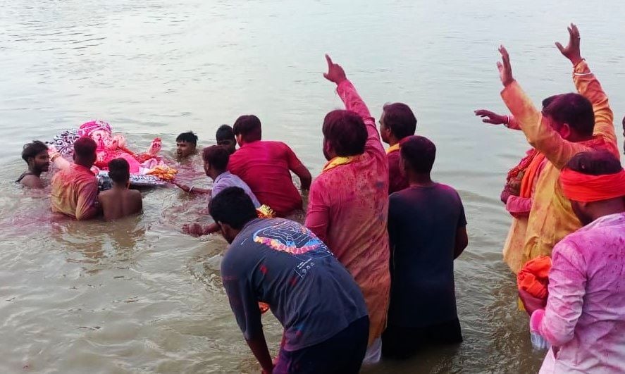 पक्के तालाब से निकली शोभायात्रा को विसर्जन करने ले जाते श्रद्धालु। संवाद