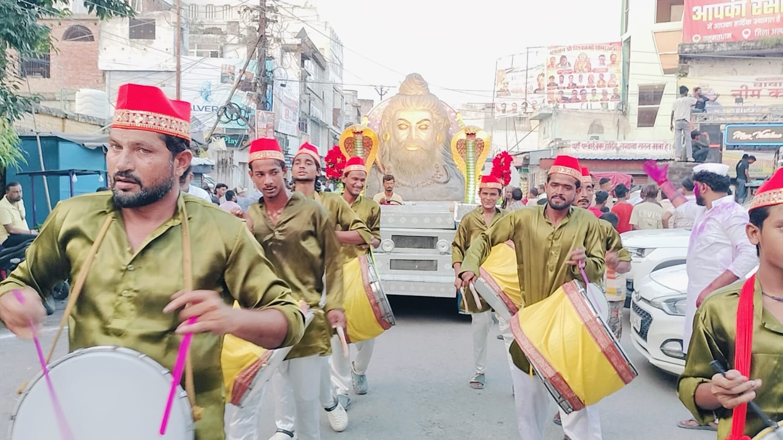 पक्के तालाब से निकली शोभायात्रा को विसर्जन करने ले जाते श्रद्धालु। संवाद