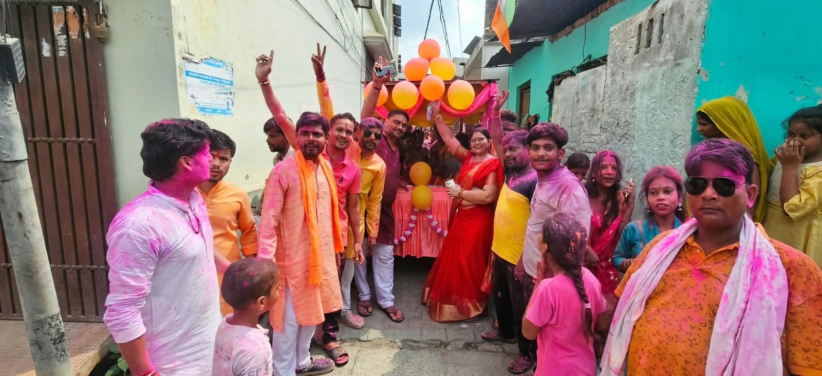 पक्के तालाब से निकली शोभायात्रा को विसर्जन करने ले जाते श्रद्धालु। संवाद