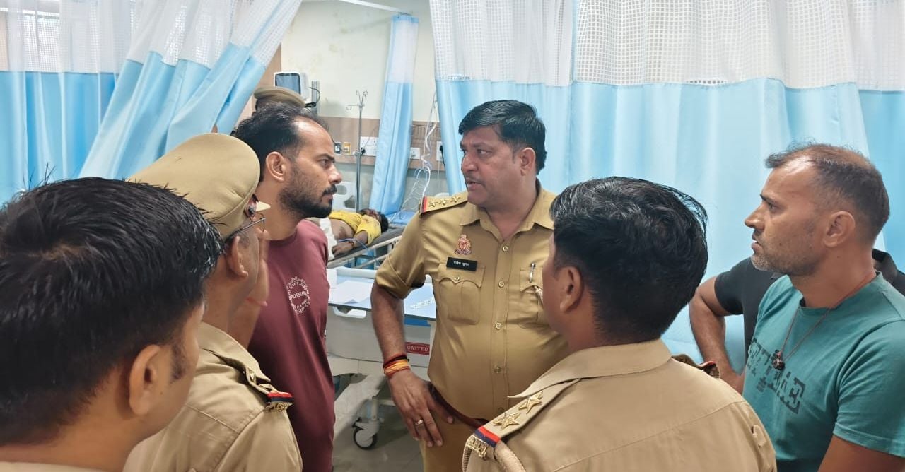 पिलखुवा में सड़क दुर्घटना होने के बाद सड़क पर खड़ा ट्रक। स्रोत: पुलिस