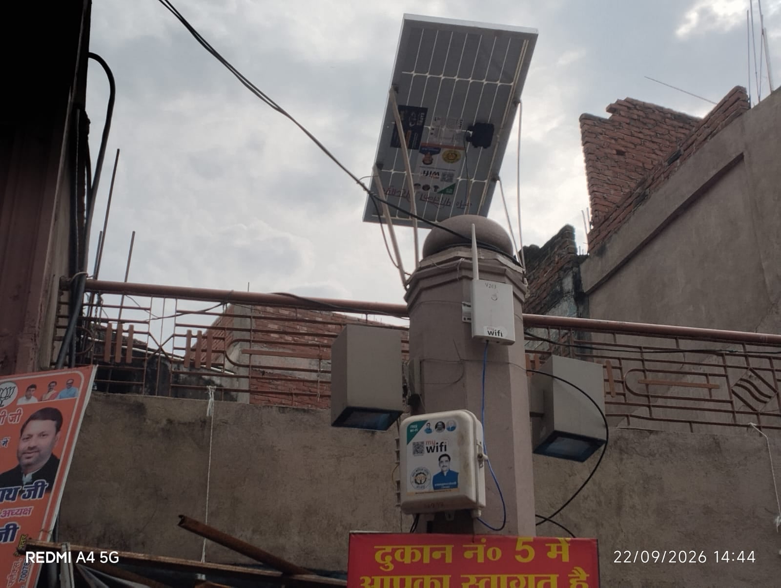 पुलिस कंट्रोल रुम मार्ग पर सीढ़ी के बगल धूल फांक रहा जूता-चप्पल स्टैंड।-संवाद। पुलिस कंट्रोल रुम मार्ग पर सीढ़ी के बगल धूल फांक रहा जूता-चप्पल स्टैंड।-संवाद।