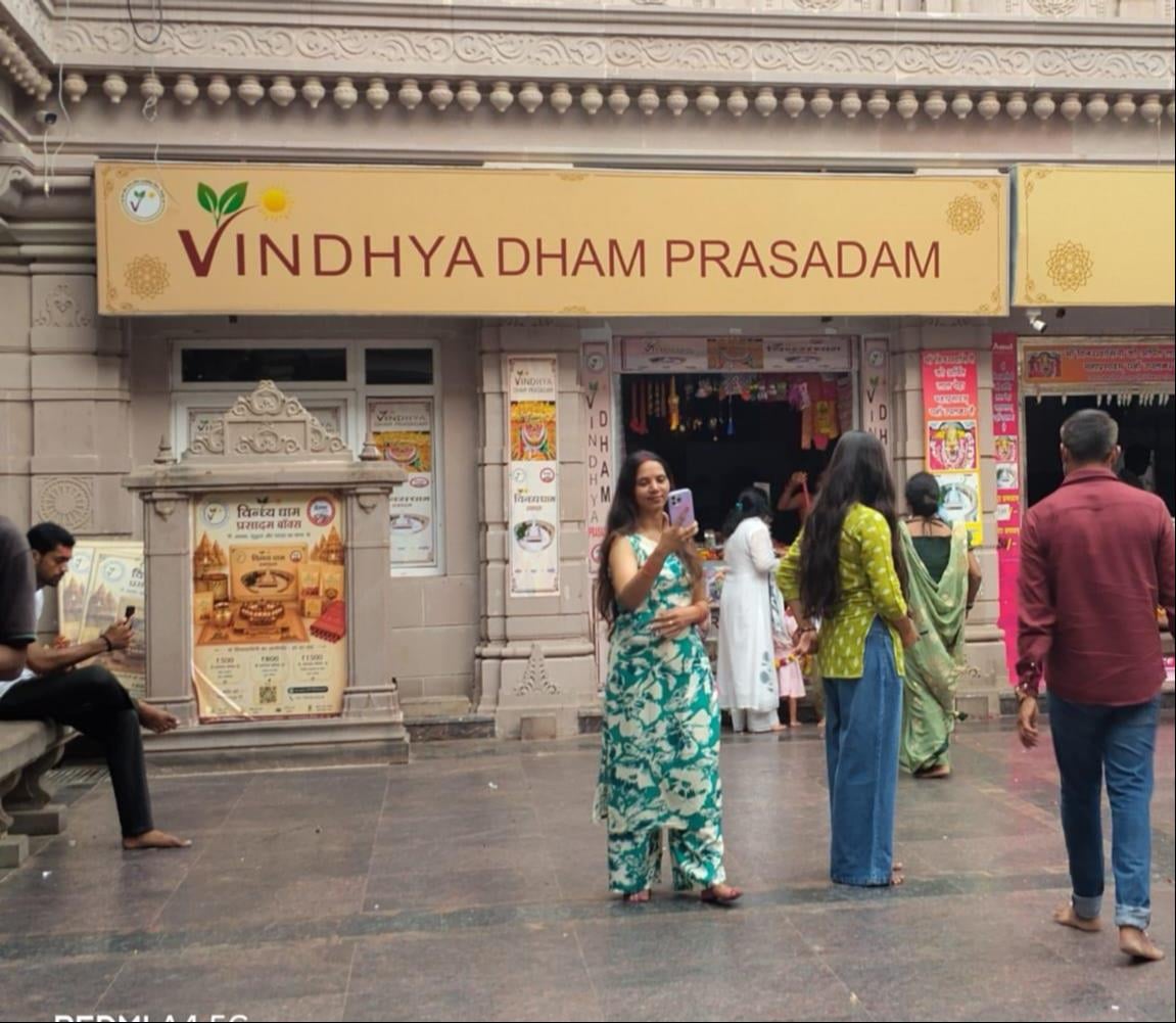 पुलिस कंट्रोल रुम मार्ग पर सीढ़ी के बगल धूल फांक रहा जूता-चप्पल स्टैंड।-संवाद। पुलिस कंट्रोल रुम मार्ग पर सीढ़ी के बगल धूल फांक रहा जूता-चप्पल स्टैंड।-संवाद।