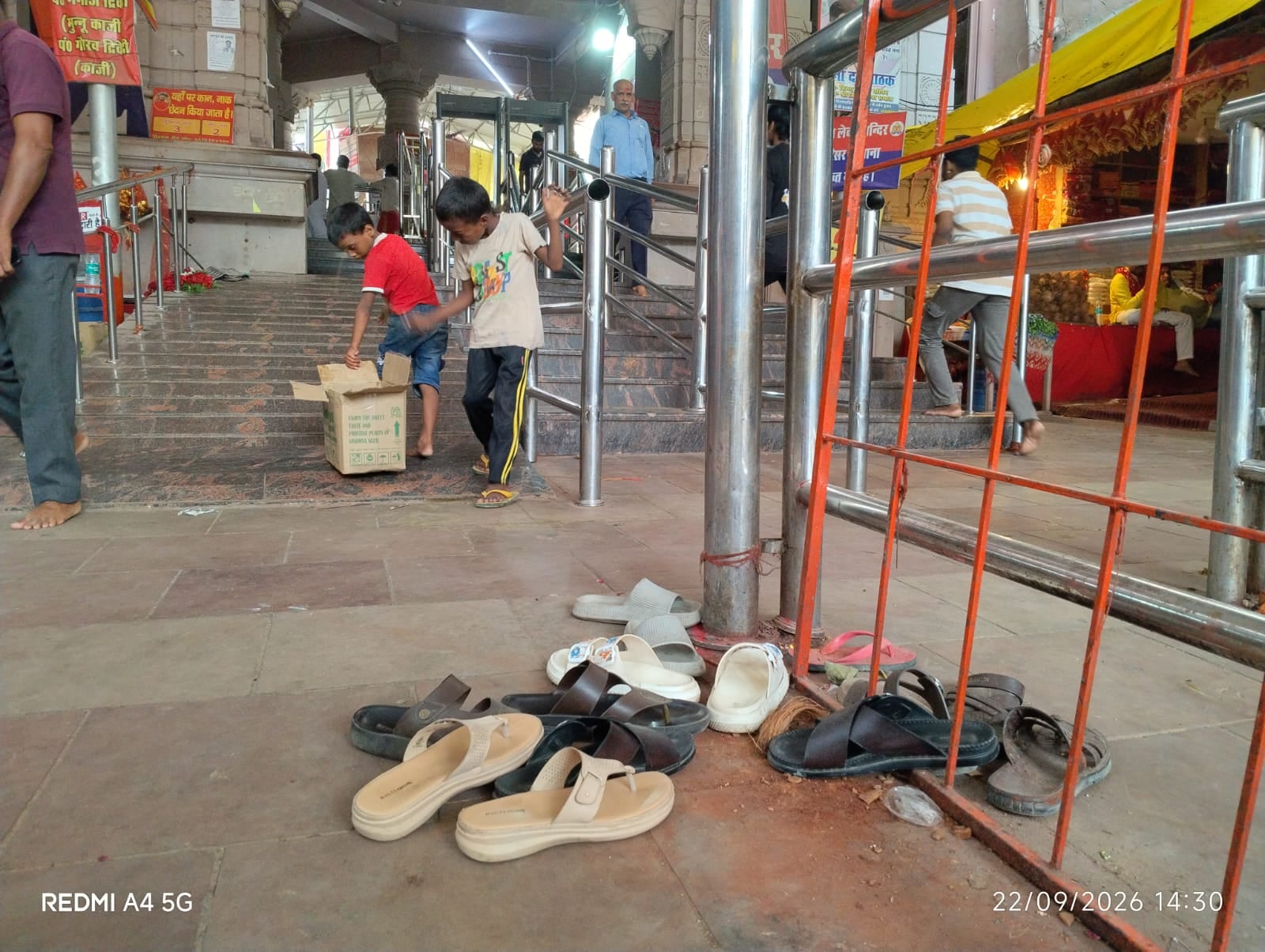 पुलिस कंट्रोल रुम मार्ग पर सीढ़ी के बगल धूल फांक रहा जूता-चप्पल स्टैंड।-संवाद। पुलिस कंट्रोल रुम मार्ग पर सीढ़ी के बगल धूल फांक रहा जूता-चप्पल स्टैंड।-संवाद।