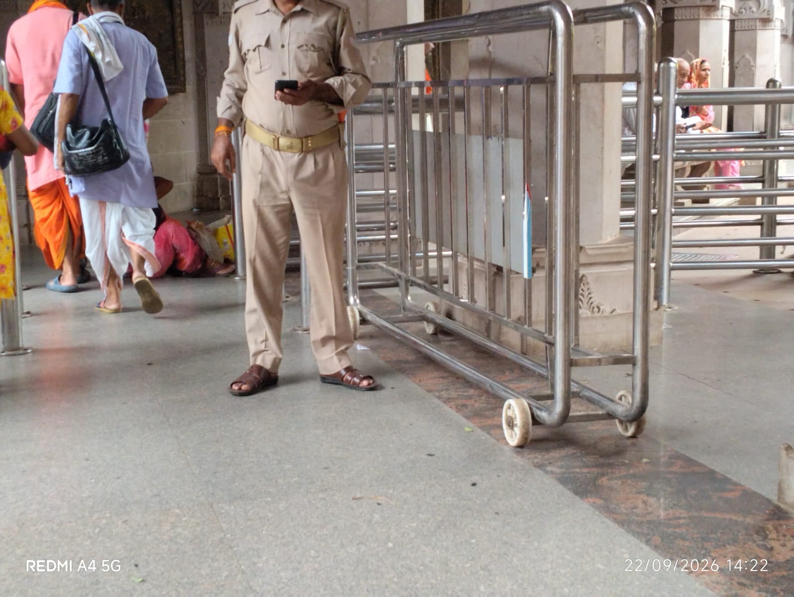 पुलिस कंट्रोल रुम मार्ग पर सीढ़ी के बगल धूल फांक रहा जूता-चप्पल स्टैंड।-संवाद। पुलिस कंट्रोल रुम मार्ग पर सीढ़ी के बगल धूल फांक रहा जूता-चप्पल स्टैंड।-संवाद।