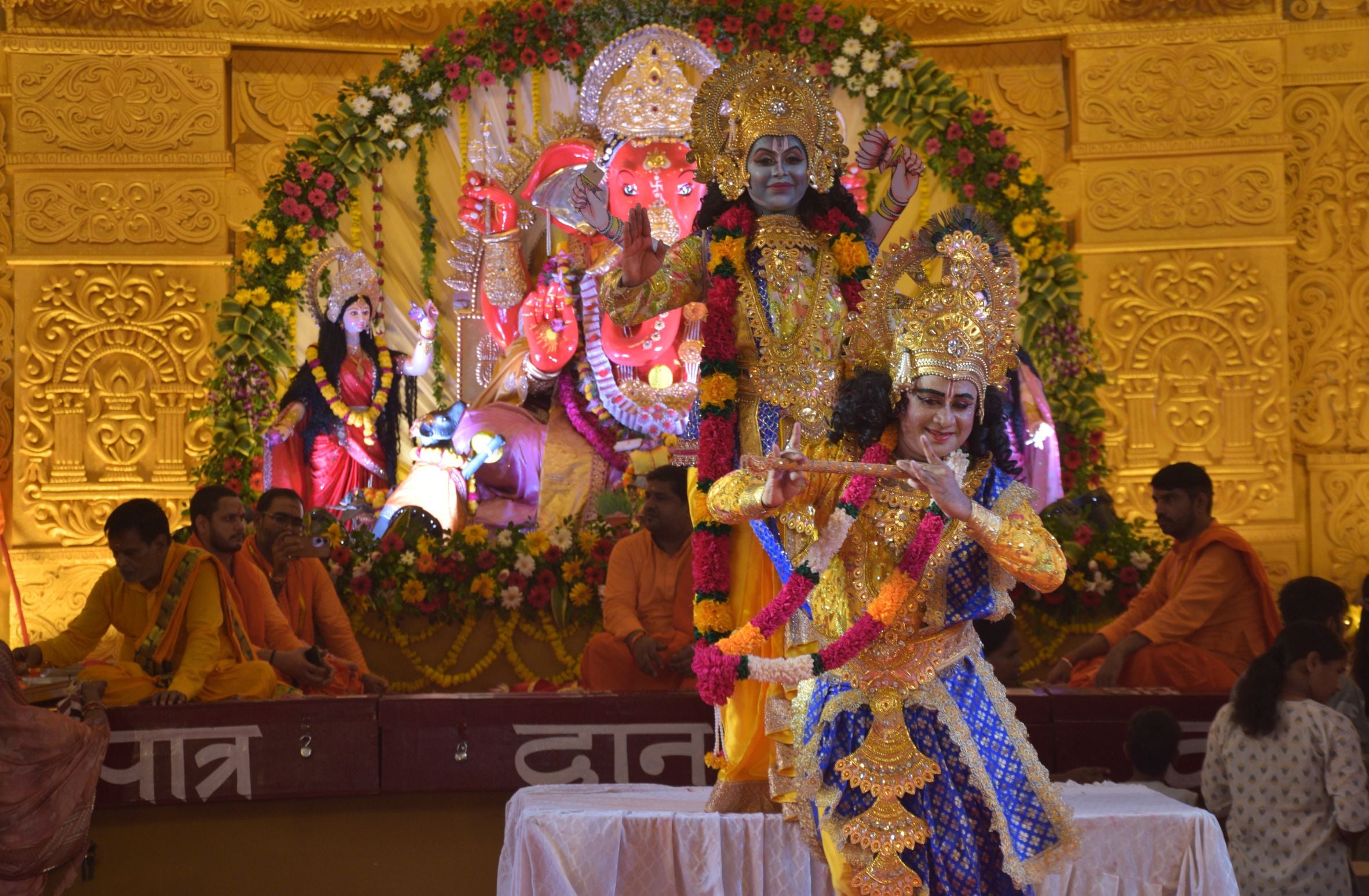 पेपर मिल कॉलोनी स्थित अक्षयवर मल्ल पार्क में गणपति के दरबार में अनुज अर्जुन मिश्रा डांस कंपनी क पेपर मिल कॉलोनी स्थित अक्षयवर मल्ल पार्क में गणपति के दरबार में अनुज अर्जुन मिश्रा डांस कंपनी क