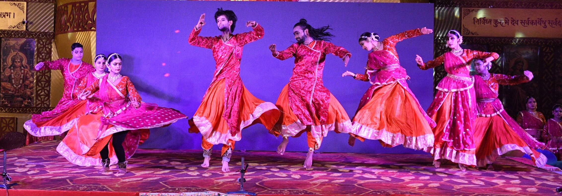 पेपर मिल कॉलोनी स्थित अक्षयवर मल्ल पार्क में गणपति के दरबार में अनुज अर्जुन मिश्रा डांस कंपनी क पेपर मिल कॉलोनी स्थित अक्षयवर मल्ल पार्क में गणपति के दरबार में अनुज अर्जुन मिश्रा डांस कंपनी क