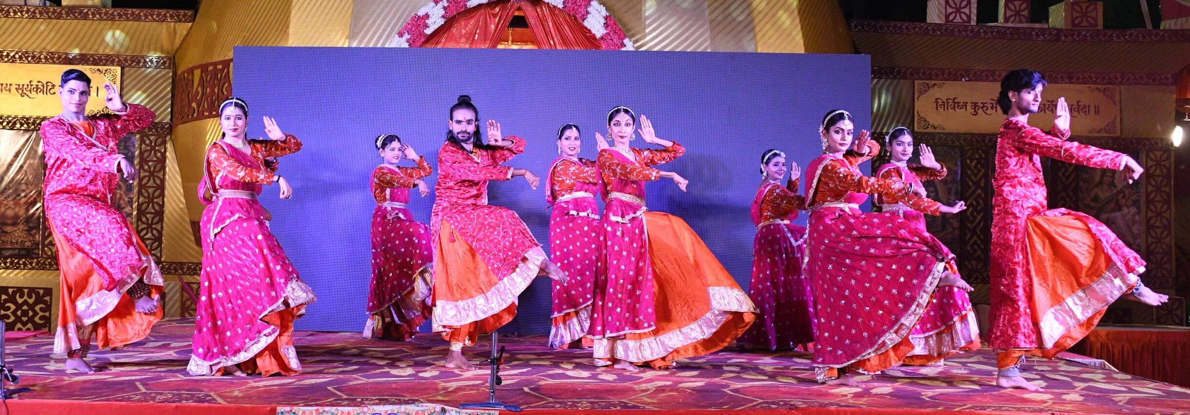 पेपर मिल कॉलोनी स्थित अक्षयवर मल्ल पार्क में गणपति के दरबार में अनुज अर्जुन मिश्रा डांस कंपनी क पेपर मिल कॉलोनी स्थित अक्षयवर मल्ल पार्क में गणपति के दरबार में अनुज अर्जुन मिश्रा डांस कंपनी क