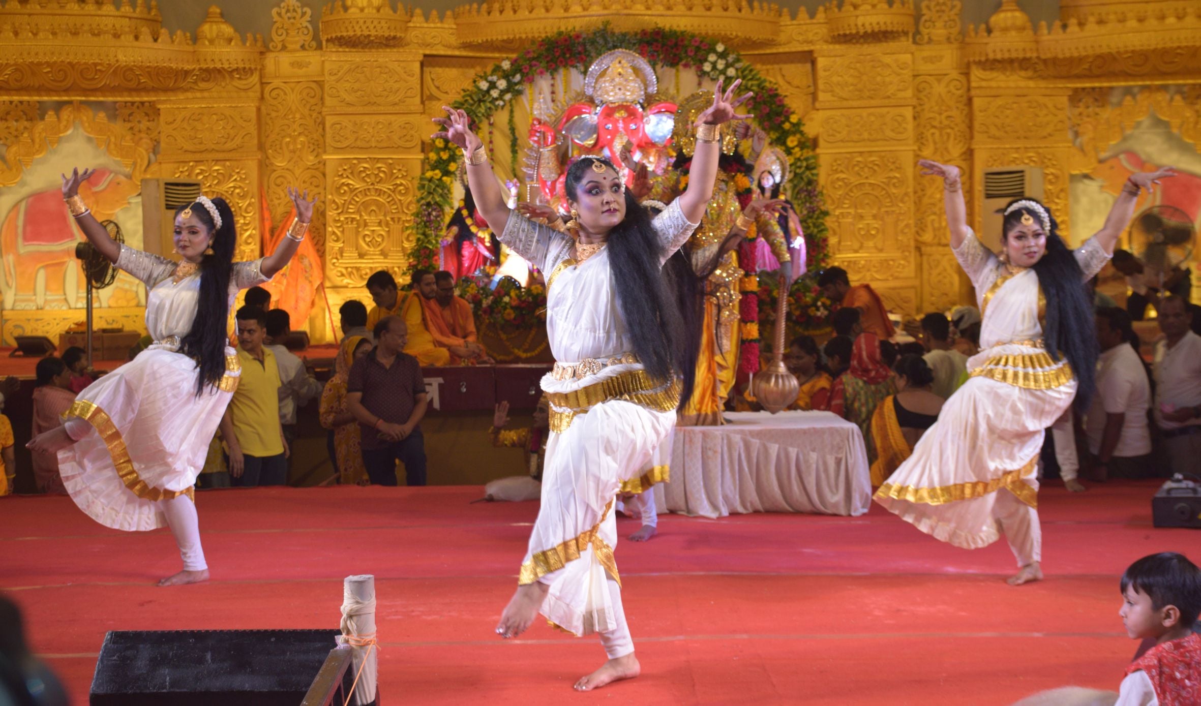 पेपर मिल कॉलोनी स्थित अक्षयवर मल्ल पार्क में गणपति के दरबार में अनुज अर्जुन मिश्रा डांस कंपनी क पेपर मिल कॉलोनी स्थित अक्षयवर मल्ल पार्क में गणपति के दरबार में अनुज अर्जुन मिश्रा डांस कंपनी क