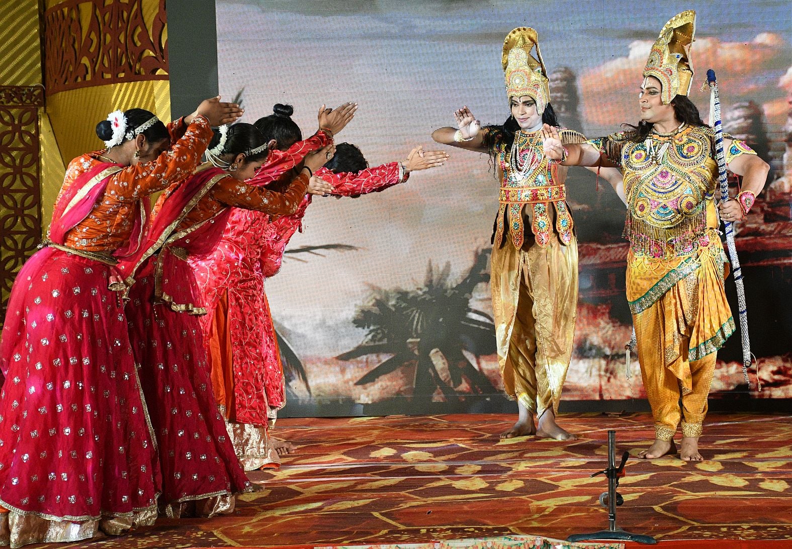 पेपर मिल कॉलोनी स्थित अक्षयवर मल्ल पार्क में गणपति के दरबार में अनुज अर्जुन मिश्रा डांस कंपनी क पेपर मिल कॉलोनी स्थित अक्षयवर मल्ल पार्क में गणपति के दरबार में अनुज अर्जुन मिश्रा डांस कंपनी क