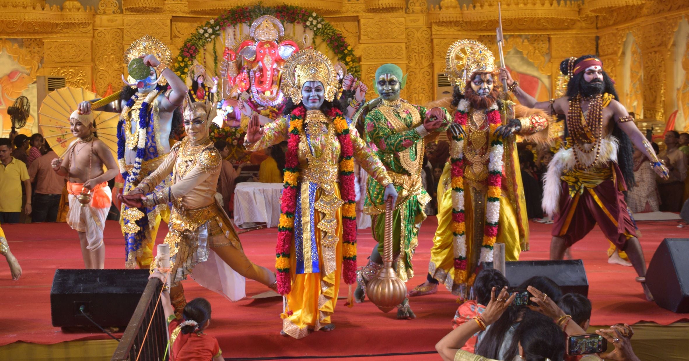 पेपर मिल कॉलोनी स्थित अक्षयवर मल्ल पार्क में गणपति के दरबार में अनुज अर्जुन मिश्रा डांस कंपनी क पेपर मिल कॉलोनी स्थित अक्षयवर मल्ल पार्क में गणपति के दरबार में अनुज अर्जुन मिश्रा डांस कंपनी क