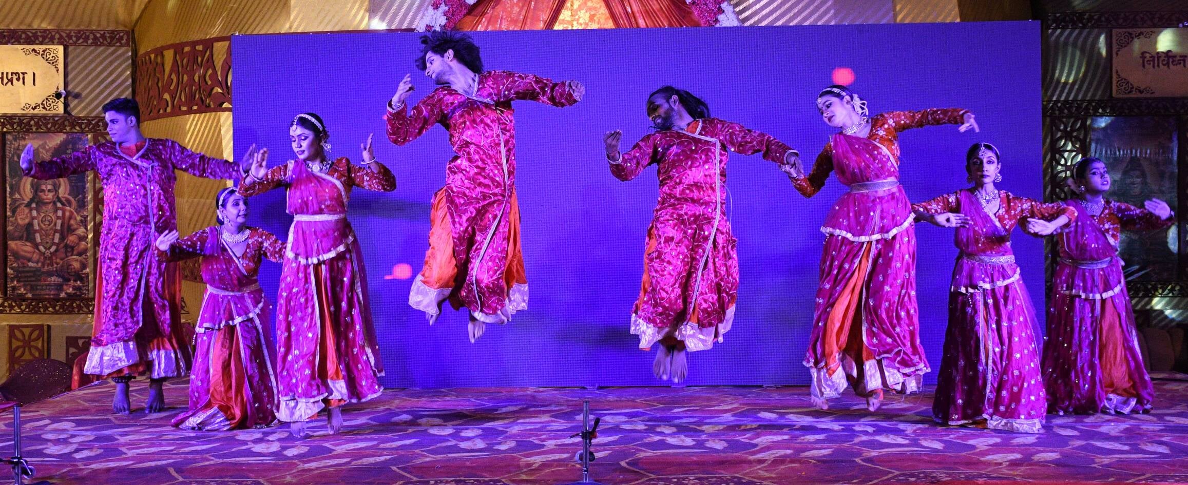 पेपर मिल कॉलोनी स्थित अक्षयवर मल्ल पार्क में गणपति के दरबार में अनुज अर्जुन मिश्रा डांस कंपनी क पेपर मिल कॉलोनी स्थित अक्षयवर मल्ल पार्क में गणपति के दरबार में अनुज अर्जुन मिश्रा डांस कंपनी क