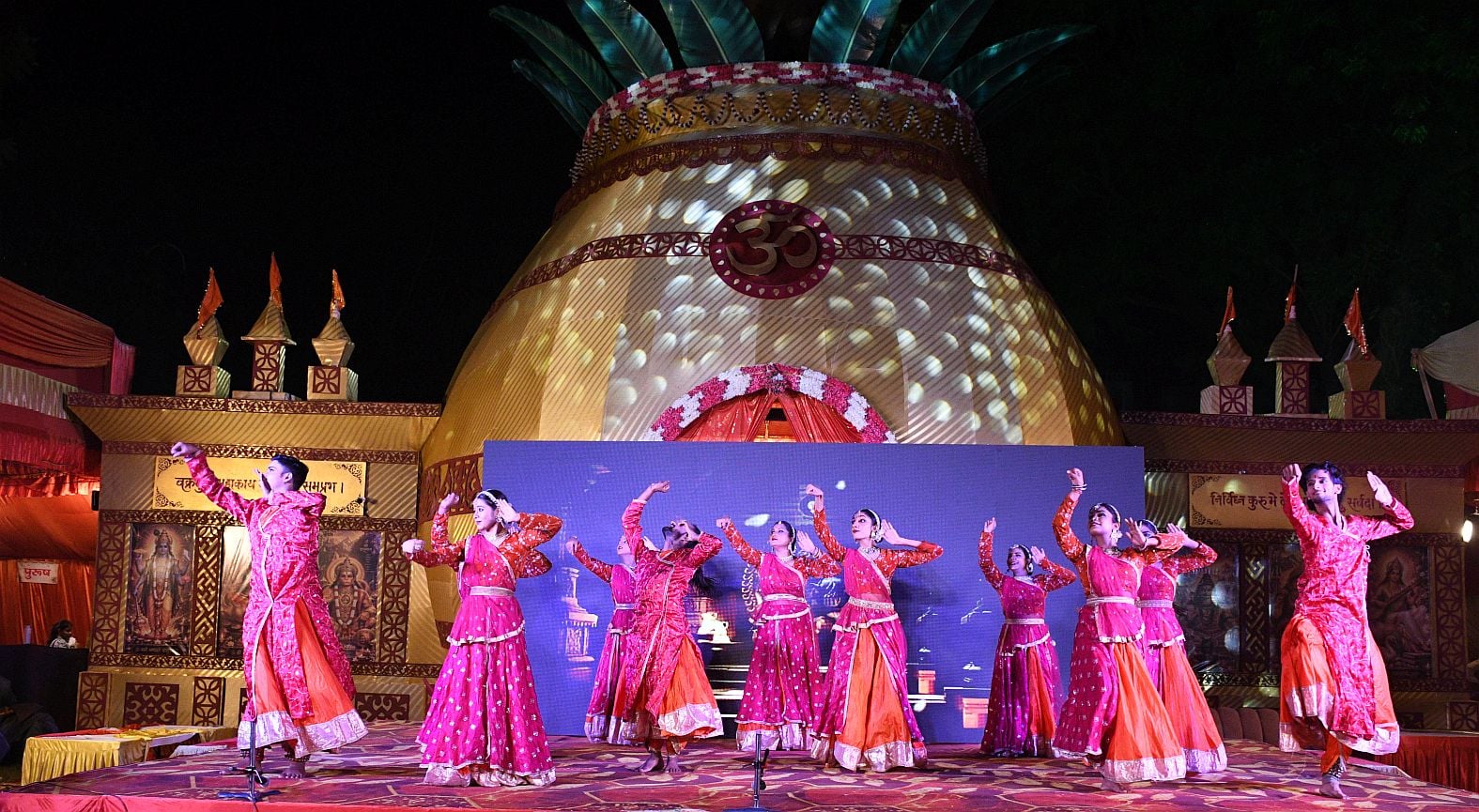 पेपर मिल कॉलोनी स्थित अक्षयवर मल्ल पार्क में गणपति के दरबार में अनुज अर्जुन मिश्रा डांस कंपनी क पेपर मिल कॉलोनी स्थित अक्षयवर मल्ल पार्क में गणपति के दरबार में अनुज अर्जुन मिश्रा डांस कंपनी क