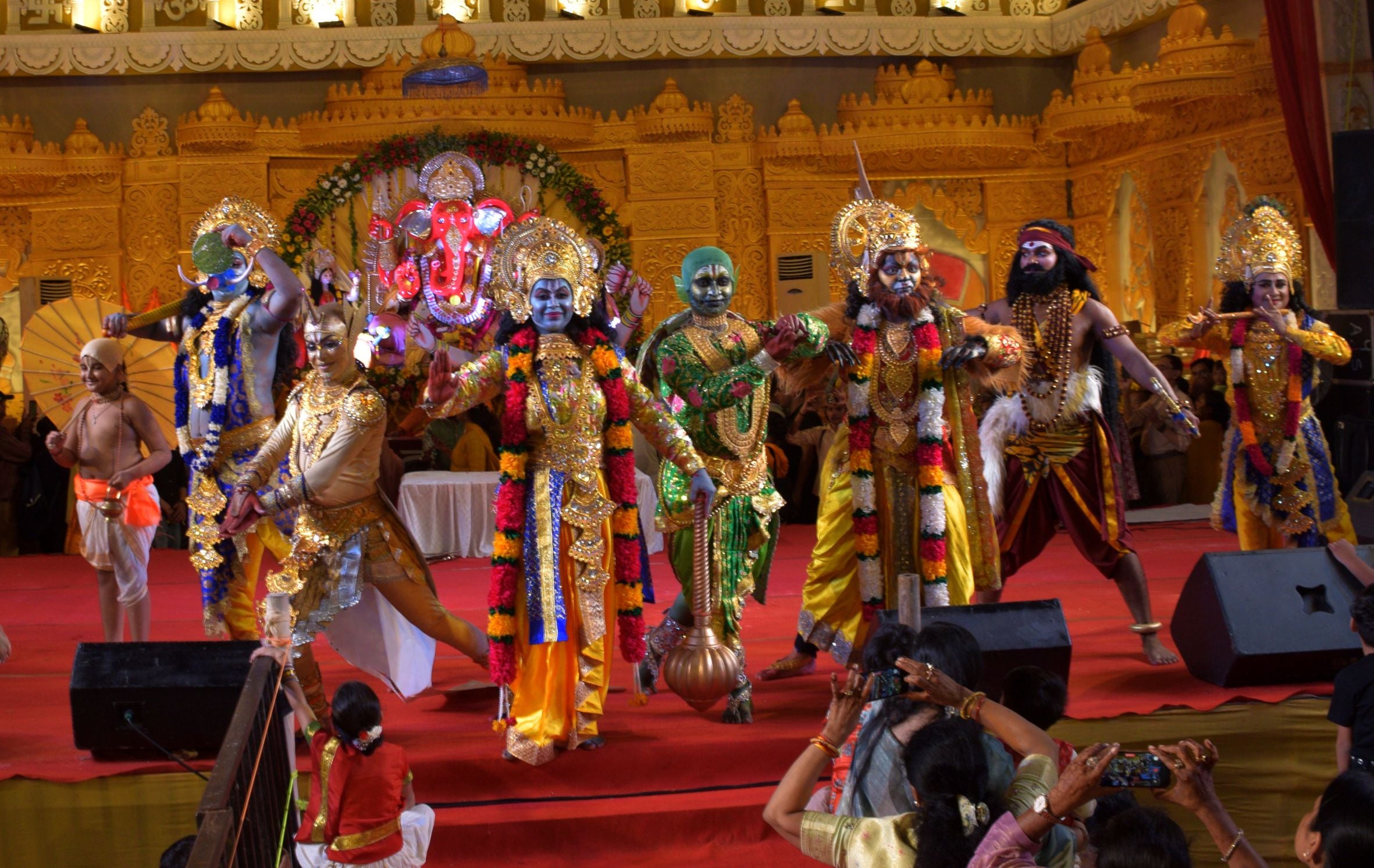 पेपर मिल कॉलोनी स्थित अक्षयवर मल्ल पार्क में गणपति के दरबार में अनुज अर्जुन मिश्रा डांस कंपनी क पेपर मिल कॉलोनी स्थित अक्षयवर मल्ल पार्क में गणपति के दरबार में अनुज अर्जुन मिश्रा डांस कंपनी क