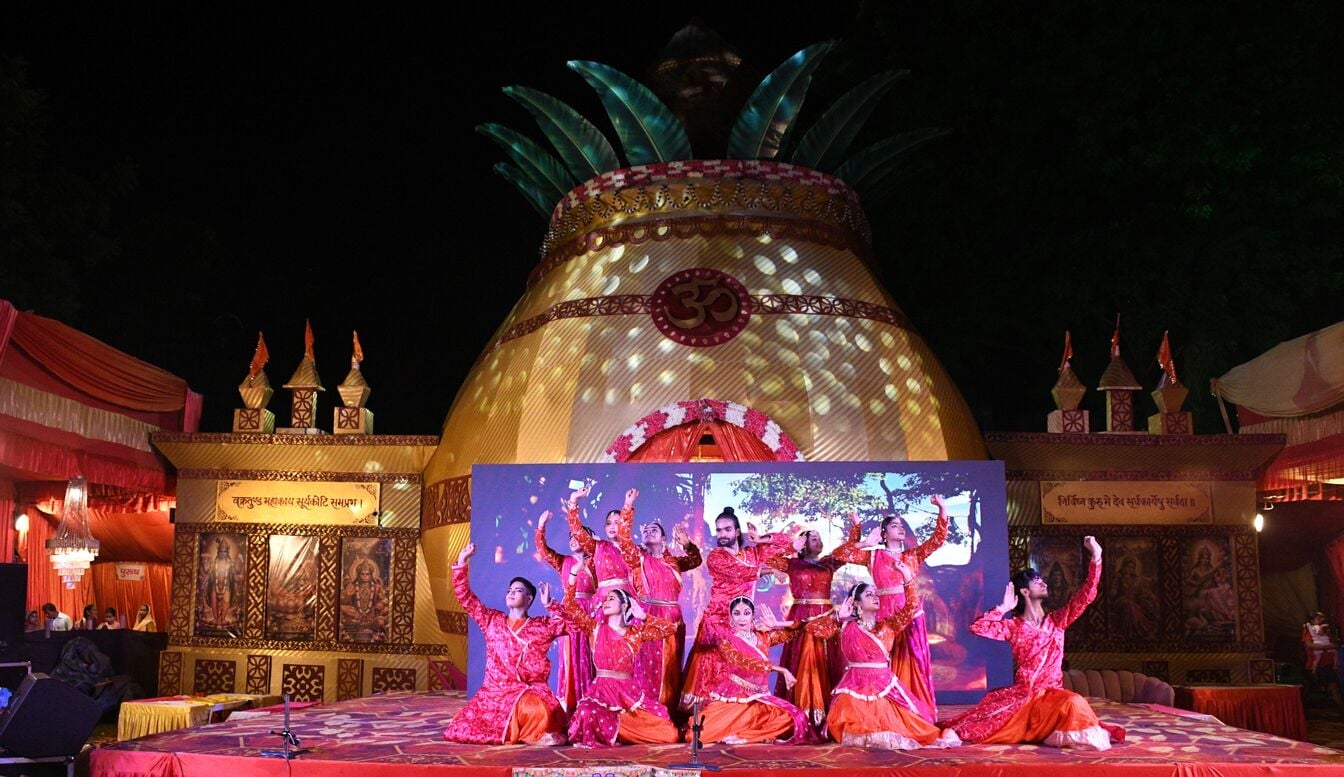पेपर मिल कॉलोनी स्थित अक्षयवर मल्ल पार्क में गणपति के दरबार में अनुज अर्जुन मिश्रा डांस कंपनी क पेपर मिल कॉलोनी स्थित अक्षयवर मल्ल पार्क में गणपति के दरबार में अनुज अर्जुन मिश्रा डांस कंपनी क