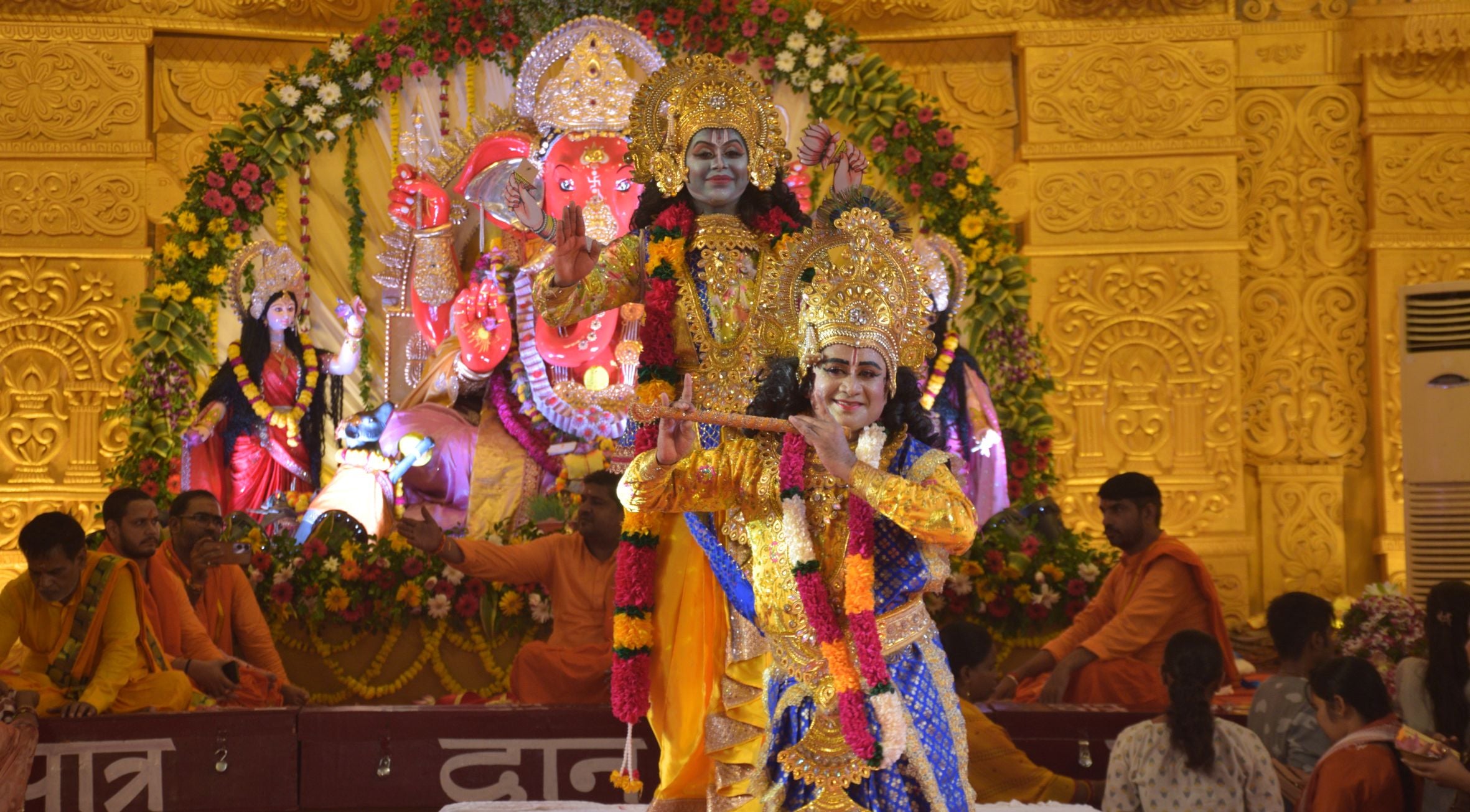 पेपर मिल कॉलोनी स्थित अक्षयवर मल्ल पार्क में गणपति के दरबार में अनुज अर्जुन मिश्रा डांस कंपनी क पेपर मिल कॉलोनी स्थित अक्षयवर मल्ल पार्क में गणपति के दरबार में अनुज अर्जुन मिश्रा डांस कंपनी क