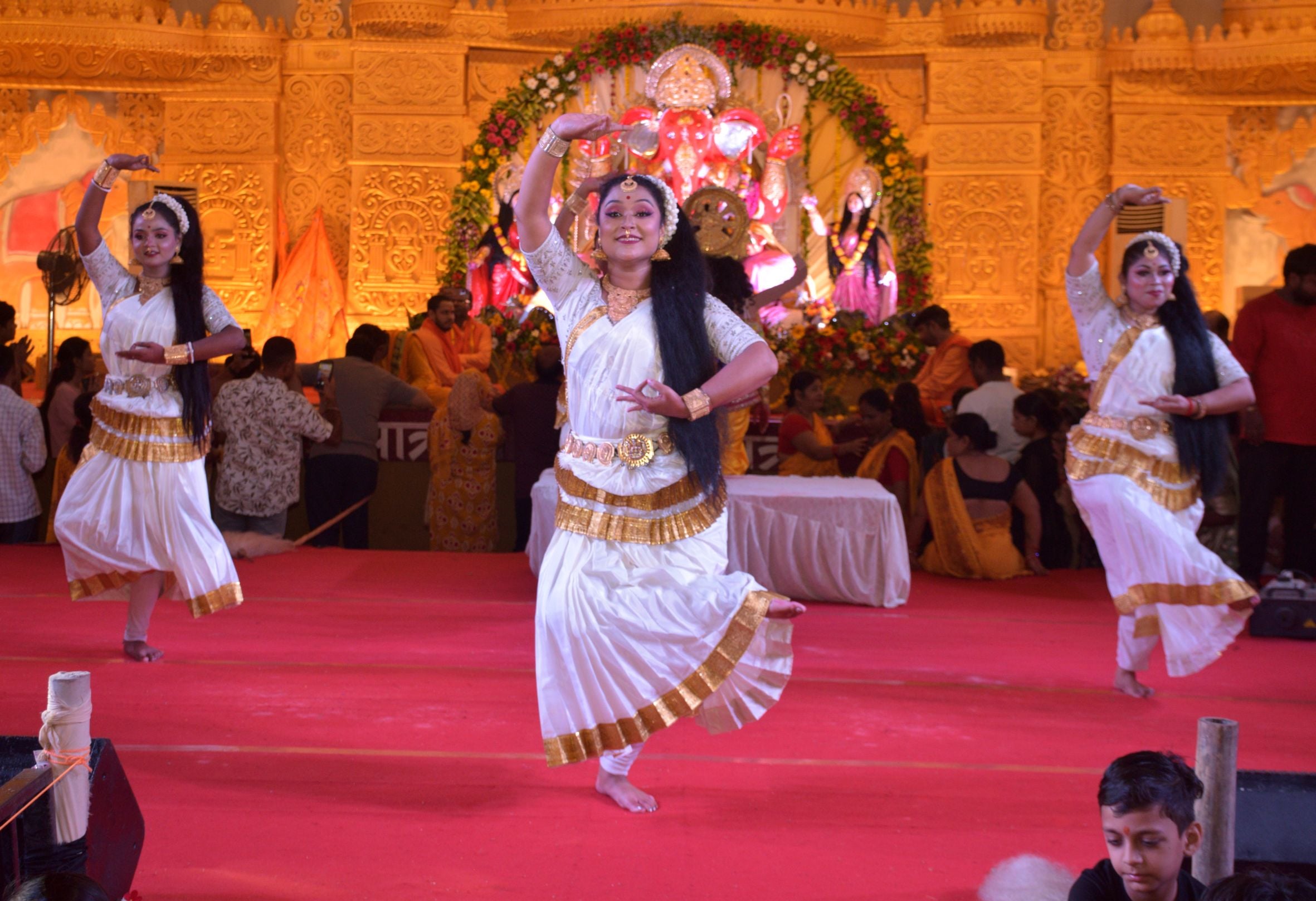 पेपर मिल कॉलोनी स्थित अक्षयवर मल्ल पार्क में गणपति के दरबार में अनुज अर्जुन मिश्रा डांस कंपनी क पेपर मिल कॉलोनी स्थित अक्षयवर मल्ल पार्क में गणपति के दरबार में अनुज अर्जुन मिश्रा डांस कंपनी क