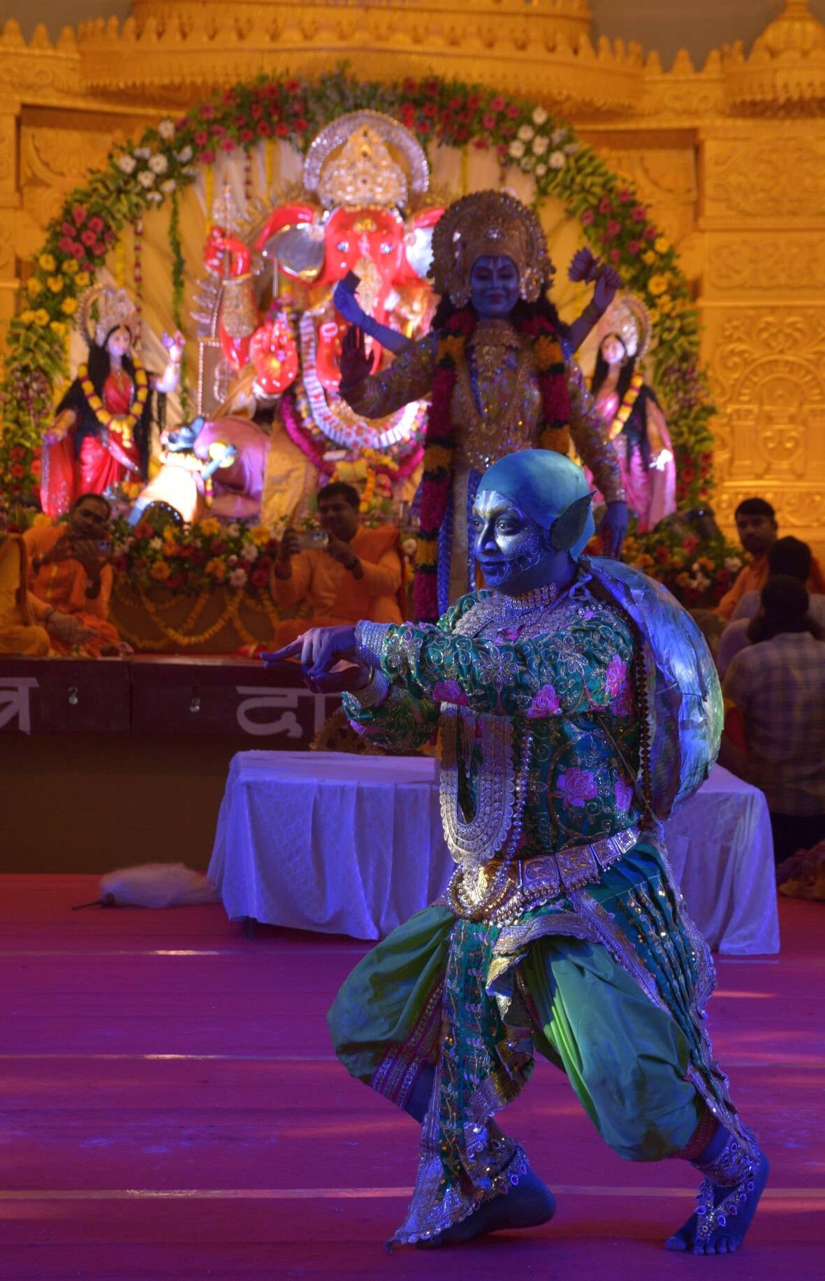 पेपर मिल कॉलोनी स्थित अक्षयवर मल्ल पार्क में गणपति के दरबार में अनुज अर्जुन मिश्रा डांस कंपनी क पेपर मिल कॉलोनी स्थित अक्षयवर मल्ल पार्क में गणपति के दरबार में अनुज अर्जुन मिश्रा डांस कंपनी क
