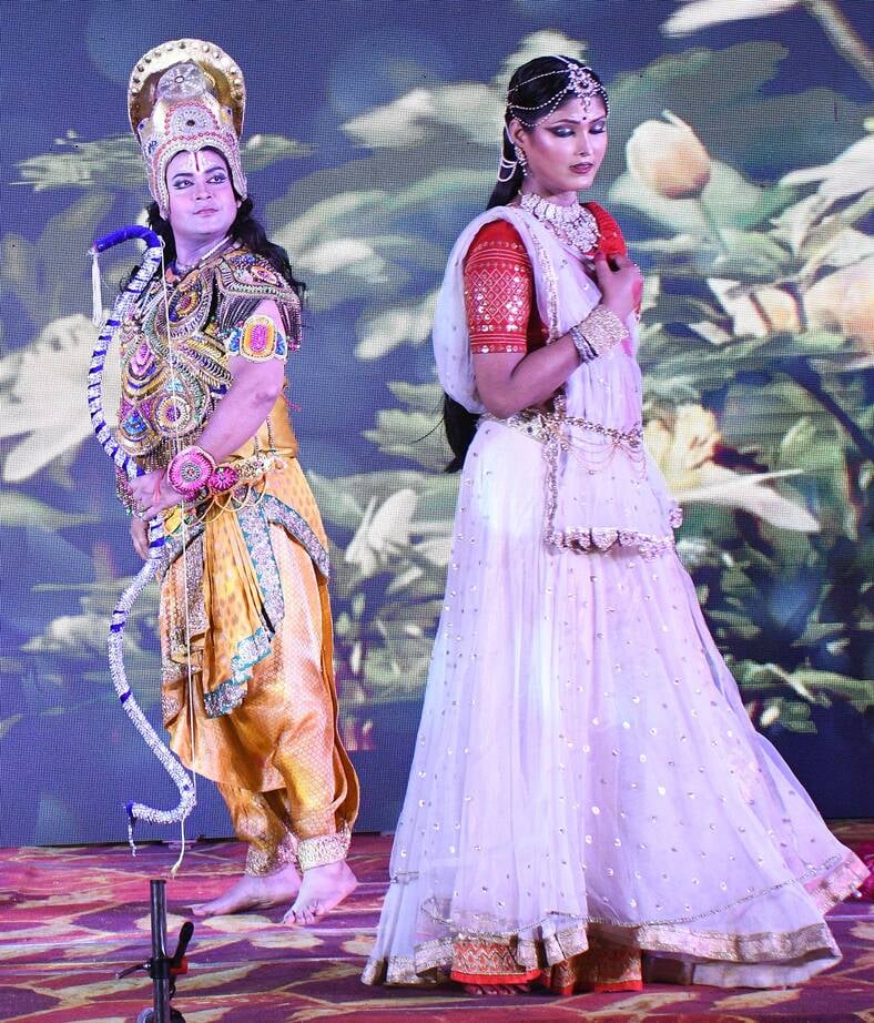 पेपर मिल कॉलोनी स्थित अक्षयवर मल्ल पार्क में गणपति के दरबार में अनुज अर्जुन मिश्रा डांस कंपनी क पेपर मिल कॉलोनी स्थित अक्षयवर मल्ल पार्क में गणपति के दरबार में अनुज अर्जुन मिश्रा डांस कंपनी क