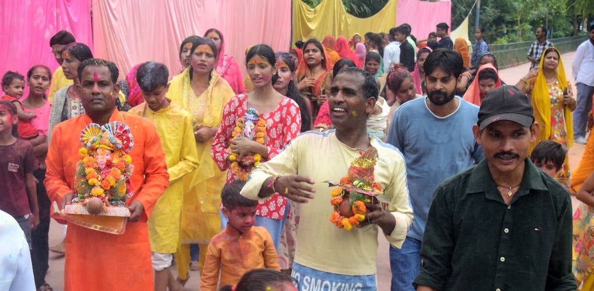 पेपर मिल कॉलोनी स्थित अक्षयवर मल्ल पार्क में गणपति के दरबार में अनुज अर्जुन मिश्रा डांस कंपनी क पेपर मिल कॉलोनी स्थित अक्षयवर मल्ल पार्क में गणपति के दरबार में अनुज अर्जुन मिश्रा डांस कंपनी क