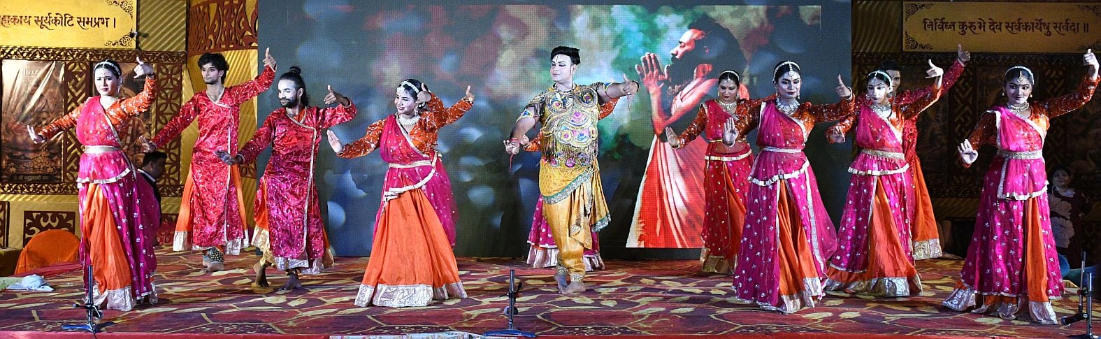 पेपर मिल कॉलोनी स्थित अक्षयवर मल्ल पार्क में गणपति के दरबार में अनुज अर्जुन मिश्रा डांस कंपनी क पेपर मिल कॉलोनी स्थित अक्षयवर मल्ल पार्क में गणपति के दरबार में अनुज अर्जुन मिश्रा डांस कंपनी क
