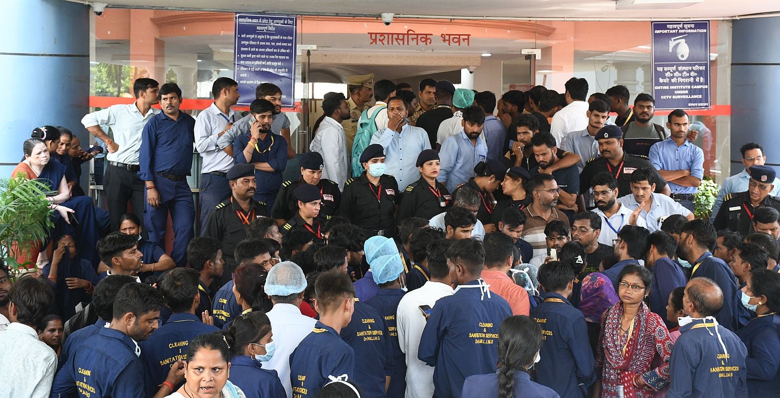 प्रदर्शन करते सफाईकर्मी। प्रदर्शन करते सफाईकर्मी।