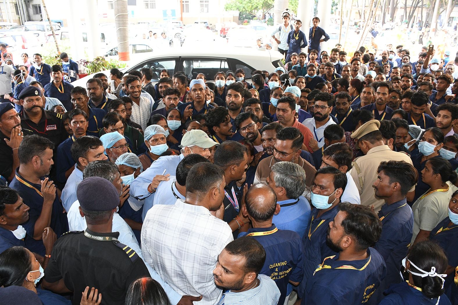 प्रदर्शन करते सफाईकर्मी। प्रदर्शन करते सफाईकर्मी।