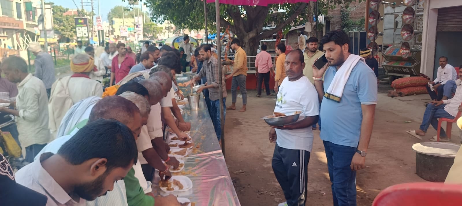 पढ़ीन के दक्षिणमुखी हनुमान मंदिर में भंडारे का प्रसाद ग्रहण करते श्रद्धालु। स्रोत:आयोजक पढ़ीन के दक्षिणमुखी हनुमान मंदिर में भंडारे का प्रसाद ग्रहण करते श्रद्धालु। स्रोत:आयोजक