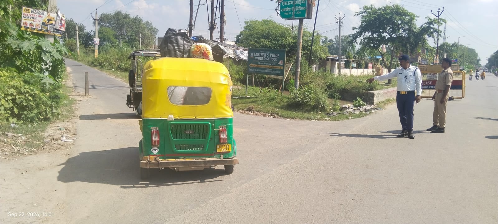पढ़ीन के दक्षिणमुखी हनुमान मंदिर में भंडारे का प्रसाद ग्रहण करते श्रद्धालु। स्रोत:आयोजक पढ़ीन के दक्षिणमुखी हनुमान मंदिर में भंडारे का प्रसाद ग्रहण करते श्रद्धालु। स्रोत:आयोजक
