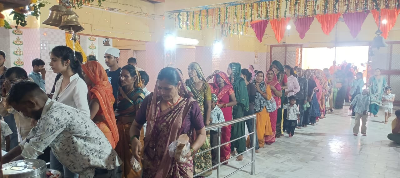 पढ़ीन के दक्षिणमुखी हनुमान मंदिर में भंडारे का प्रसाद ग्रहण करते श्रद्धालु। स्रोत:आयोजक पढ़ीन के दक्षिणमुखी हनुमान मंदिर में भंडारे का प्रसाद ग्रहण करते श्रद्धालु। स्रोत:आयोजक