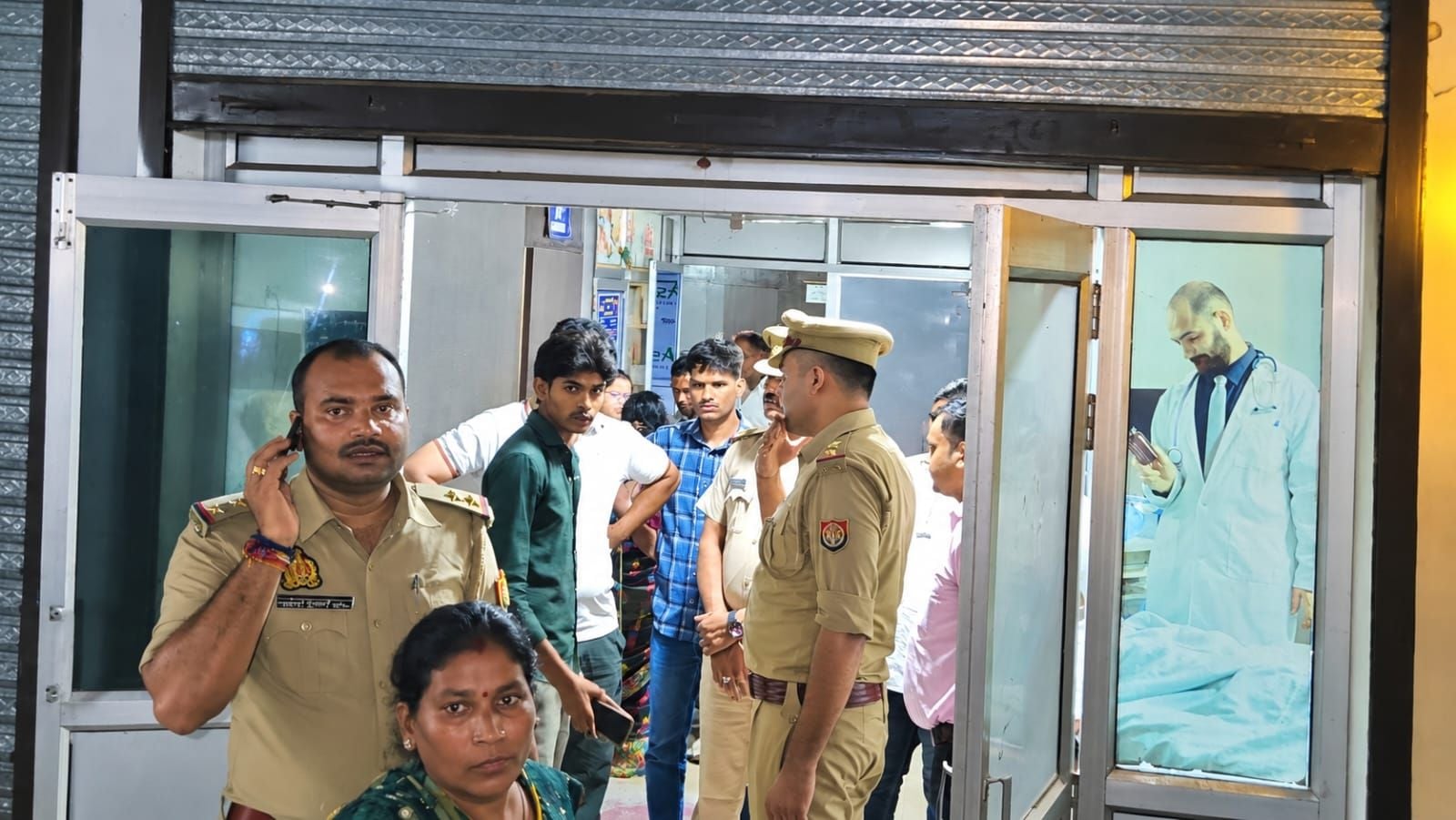 रुचि की फाइल फोटो और हंगामा करते परिजनों को समझाती पुलिस। रुचि की फाइल फोटो और हंगामा करते परिजनों को समझाती पुलिस।