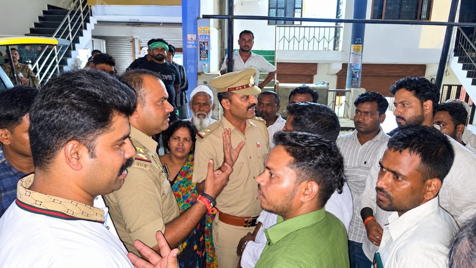 रुचि की फाइल फोटो और हंगामा करते परिजनों को समझाती पुलिस। रुचि की फाइल फोटो और हंगामा करते परिजनों को समझाती पुलिस।