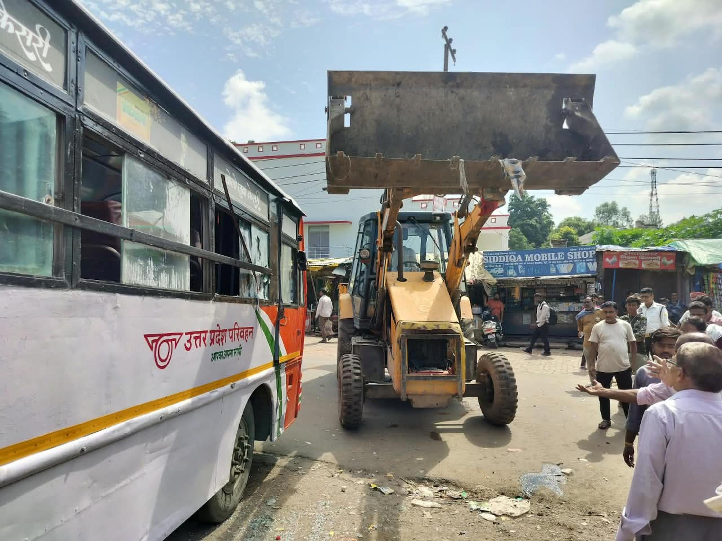 रोडवेज बस अड्डे पर होता हंगामा।