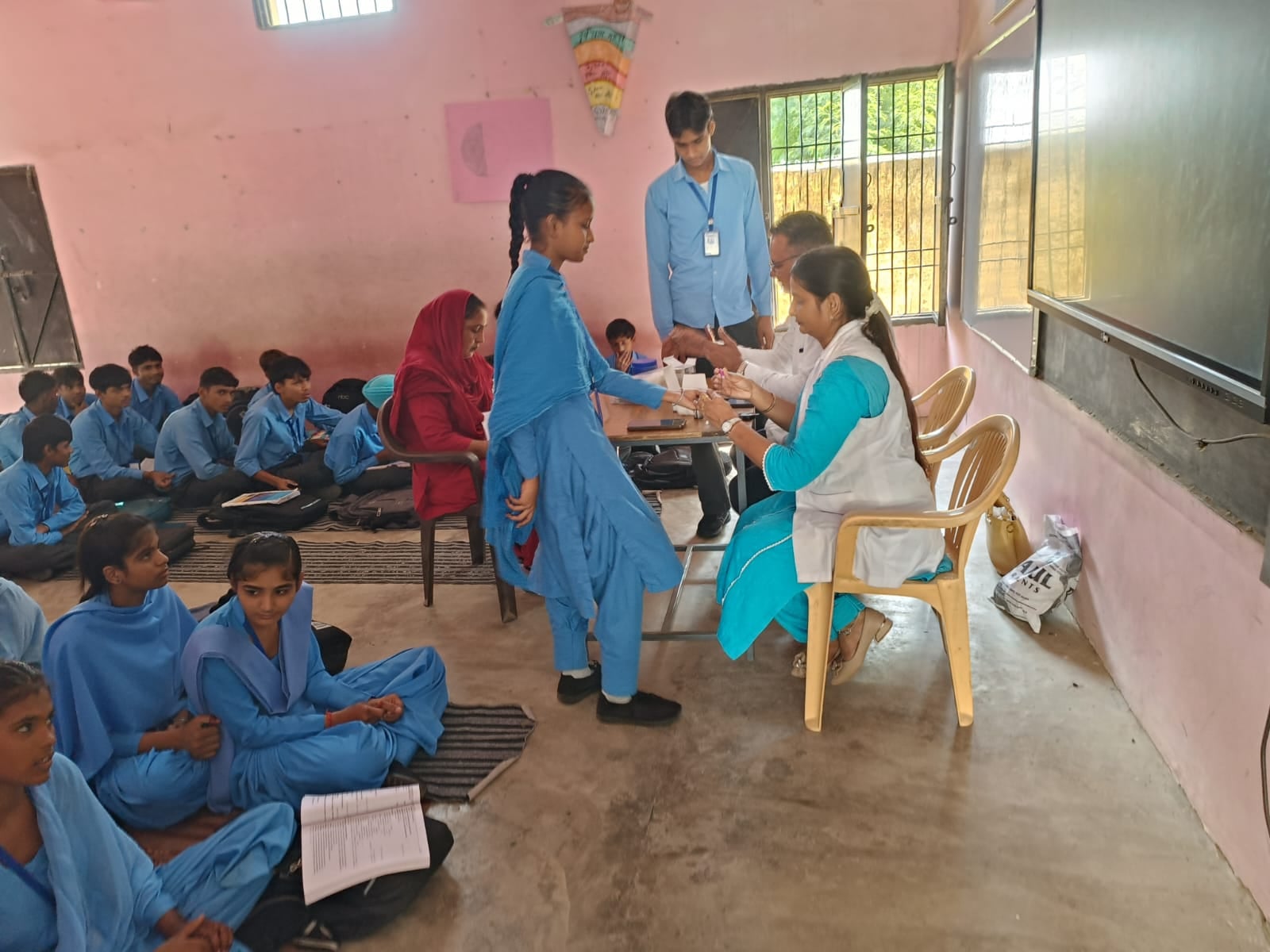 राजकीय स्कूल में जांच करती विभाग की टीम। विज्ञप्ति राजकीय स्कूल में जांच करती विभाग की टीम। विज्ञप्ति