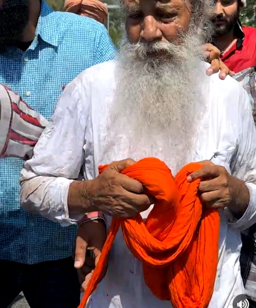 शाहाबाद। पानी की बौछारों से बचने का प्रयास करते किसान। संवाद शाहाबाद। पानी की बौछारों से बचने का प्रयास करते किसान। संवाद