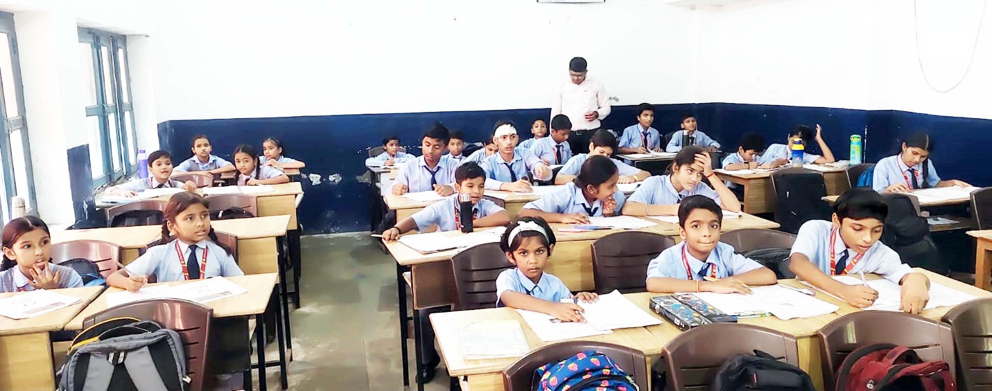 शाहजहांपुर में अमर उजाला कार्यालय में परीक्षा देते छात्र-छात्राएं। संवाद