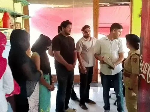 शहर के एक होटल से पुलिस की ओर से पकड़े गए युवक-युवतियां। स्त्रोत: पुलिस शहर के एक होटल से पुलिस की ओर से पकड़े गए युवक-युवतियां। स्त्रोत: पुलिस