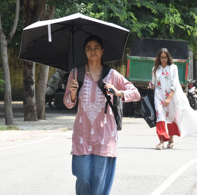 तेज धूप ने मंगलवार को काफी परेशान किया। 