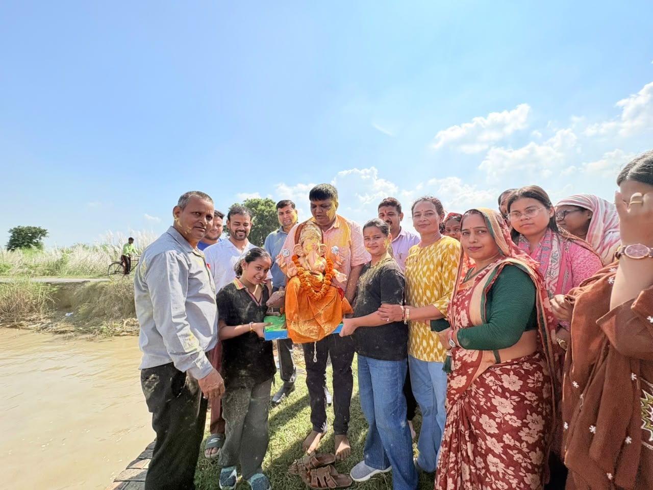 दौलतपुर गांव में गणेश जी की आरती उतारते मुख्य अतिथि दीपक दुबे। स्रोत:आयोजक दौलतपुर गांव में गणेश जी की आरती उतारते मुख्य अतिथि दीपक दुबे। स्रोत:आयोजक