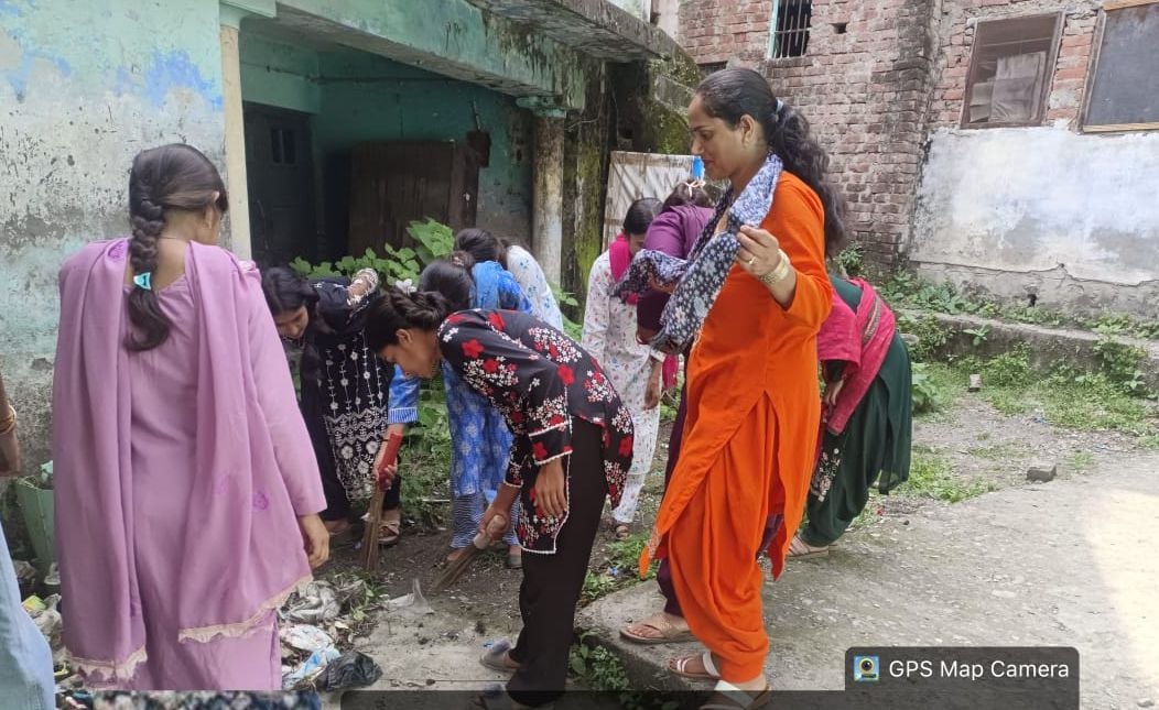 ददाहू बस अड्डे के पास फैली गंदगी। संवाद ददाहू बस अड्डे के पास फैली गंदगी। संवाद