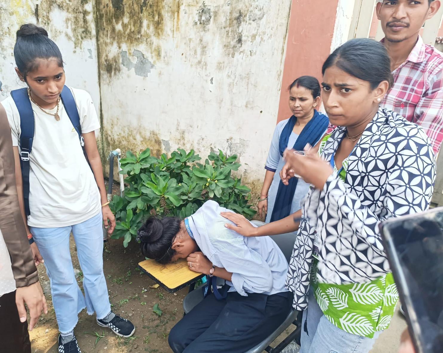 धरने पर बैठे छात्रों से बातचीत करने सीओ पंकज लवानिया स्रोत संवाद