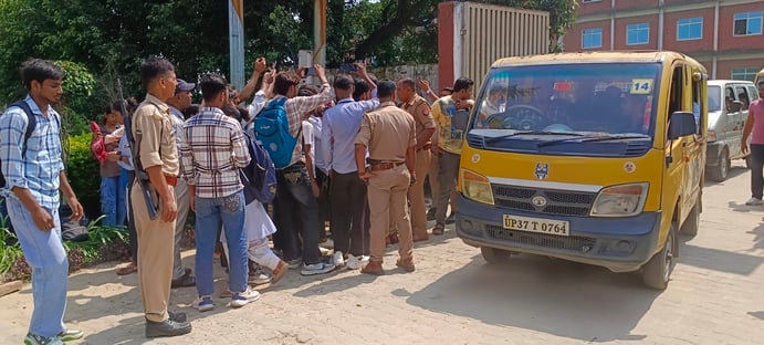 धरने पर बैठे छात्रों से बातचीत करने सीओ पंकज लवानिया स्रोत संवाद