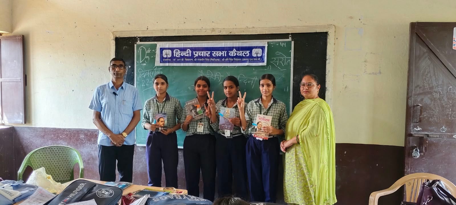 विजेता छात्राओं को सम्मानित करते हुए स्टाफ सदस्य। विज्ञप्ति विजेता छात्राओं को सम्मानित करते हुए स्टाफ सदस्य। विज्ञप्ति