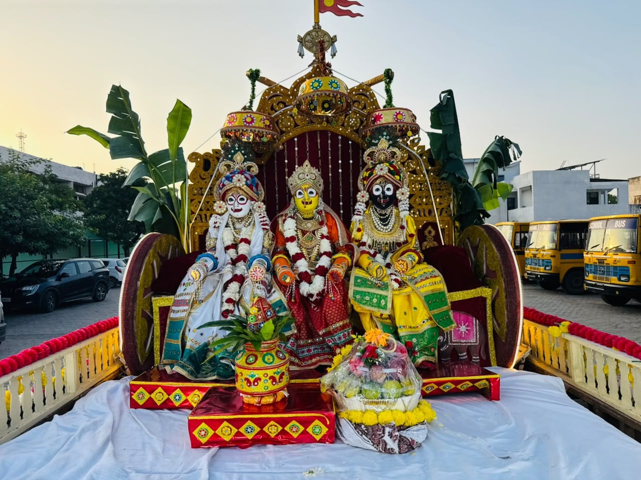 वामन द्वादशी पर निकाली शोभायात्रा में झांकी की प्रस्तुति देते कलाकार। संस्थान वामन द्वादशी पर निकाली शोभायात्रा में झांकी की प्रस्तुति देते कलाकार। संस्थान