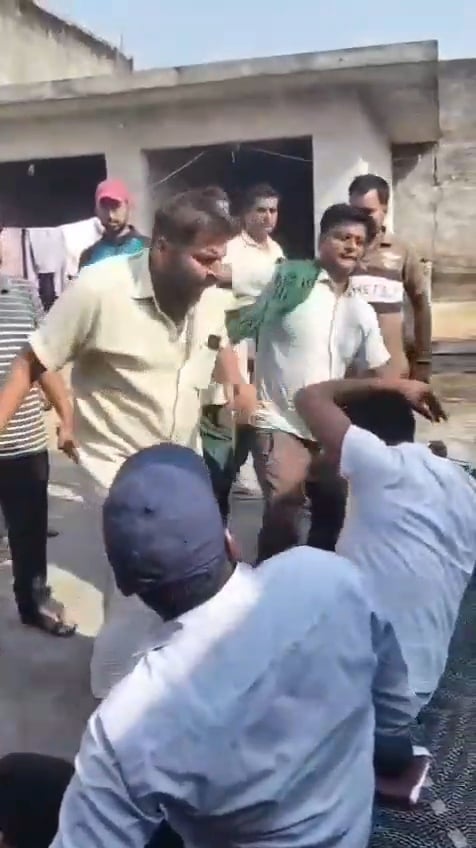 वायरल वीडियो में बिजली विभाग की टीम से मारपीट करते दिखते ग्रामीण: स्रोत वीडियो वायरल वीडियो में बिजली विभाग की टीम से मारपीट करते दिखते ग्रामीण: स्रोत वीडियो